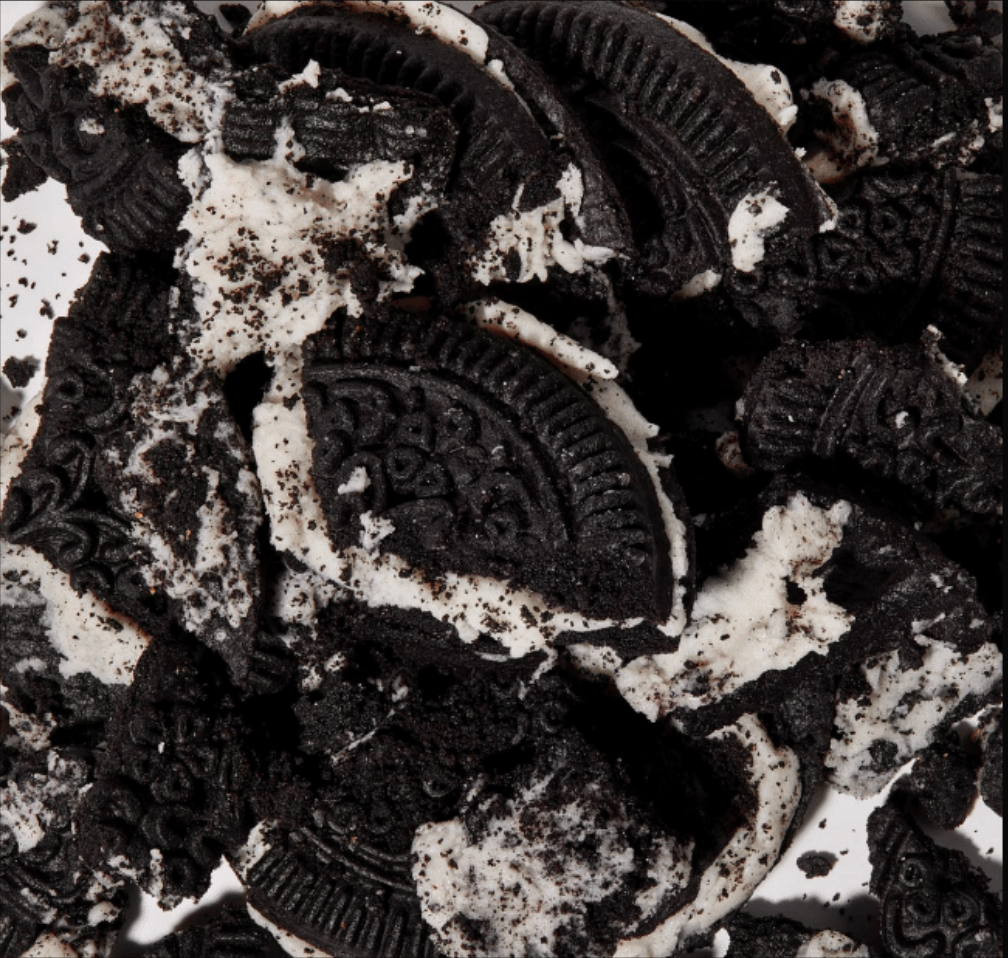 Byte'm brownies cookies' n cream close up photo 